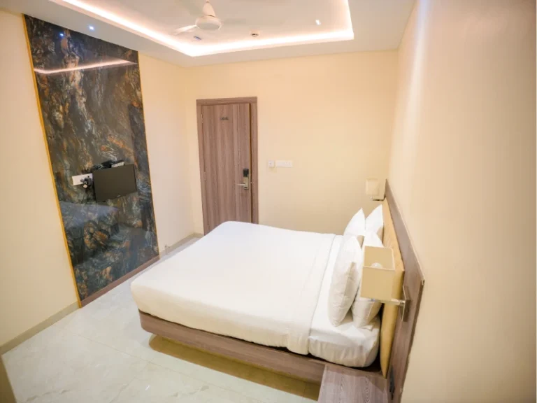 Deluxe-King-Room1-768x576